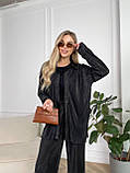 Чорний вільний жіночий плісирований костюм: сорочка та штани, фото 3