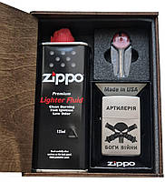 Подарунковий набір Zippo: Дерев’яна коробка + Бензин 125 мл + Кремінь + Запальничка Zippo 205 з індивідуальним гравіюванням