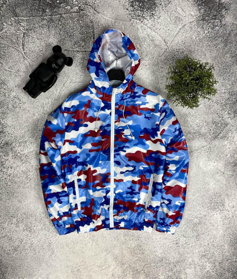 Стильна камуфляжна вітрівка