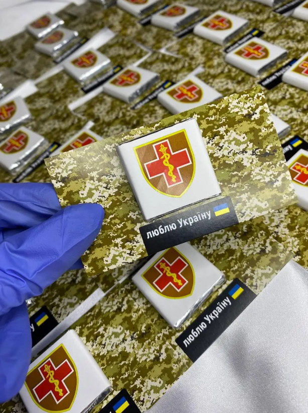 Візитки з контактною інформацією плюс Шоколад з написом Люблю Україну 6 г, фото 1