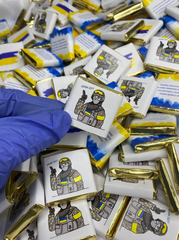 Шоколад молочний преміум якості патріотичний Слава ЗСУ Міні плитки шоколаду 6 грам 100 шт, фото 1