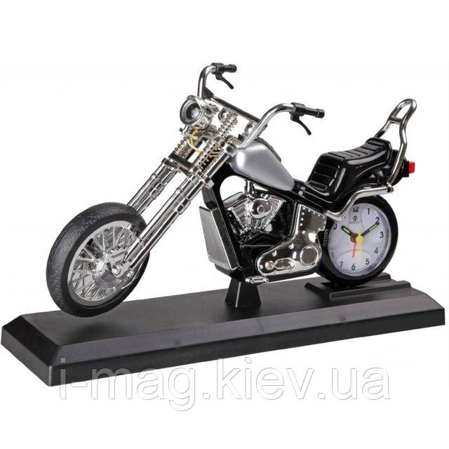 При срабатывании будильника включается эффект запуска мотоцикла – звук ревущего мотора и мигающие передние и задние фары. Винтажный будильник-чоппер с мигающими фарами