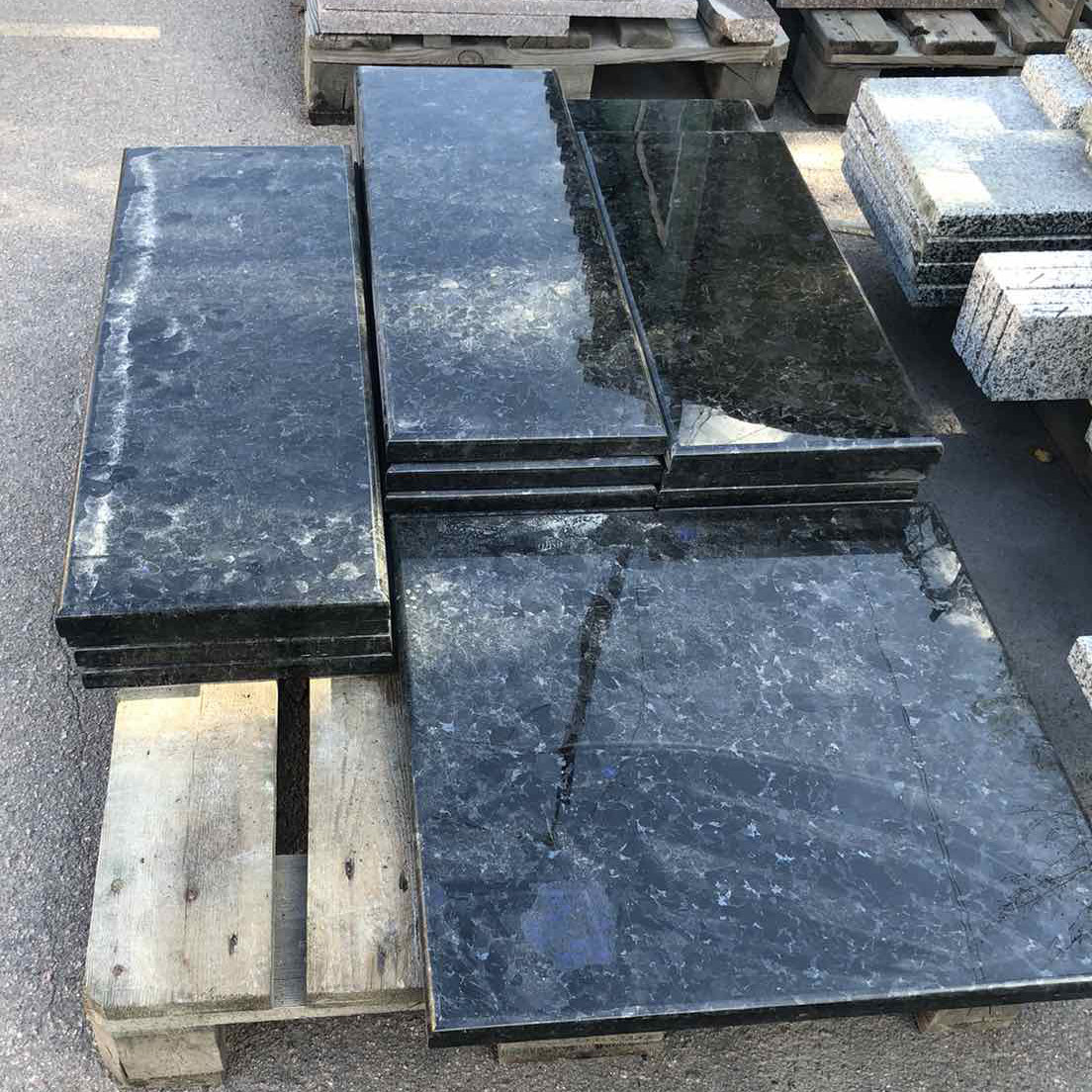 Накривка на паркан з Добринського лабрадориту 1000×300×20 — чорна з синіми вкрапленнями