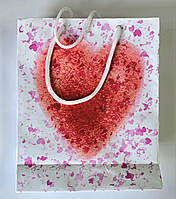 Подарунковий пакет з червоним серцем до дня закоханих