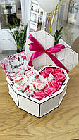 Подарунок для жінки дівчини - серце з цукерками та мильними квітами