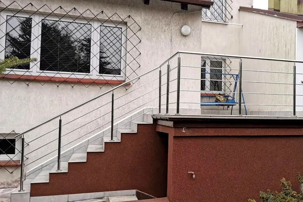 Перила/огородження з нержавіючої сталі AISI 201, поручень Ø42 мм, стійка Ø38 мм, 4 ригелі Ø16 мм, бокове кріплення