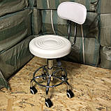 Стілець (Є НЕ ВЕЛИКИЙ БРАК НЕ ВПЛИВАЄ НА ФУНКЦІОНАЛЬНІСТЬ)для майстра манікюру , педикюру з спинкою білий, прогумовані колеса., фото 3