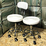 Стілець (Є НЕ ВЕЛИКИЙ БРАК НЕ ВПЛИВАЄ НА ФУНКЦІОНАЛЬНІСТЬ)для майстра манікюру , педикюру з спинкою білий, прогумовані колеса., фото 2