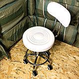 Стілець (Є НЕ ВЕЛИКИЙ БРАК НЕ ВПЛИВАЄ НА ФУНКЦІОНАЛЬНІСТЬ)для майстра манікюру , педикюру з спинкою білий, прогумовані колеса., фото 4