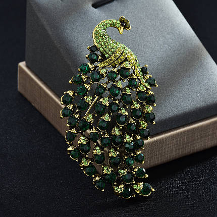 Брошка металева золотиста павич із смарагдовими кристалами розмір виробу 75х45 мм, фото 2