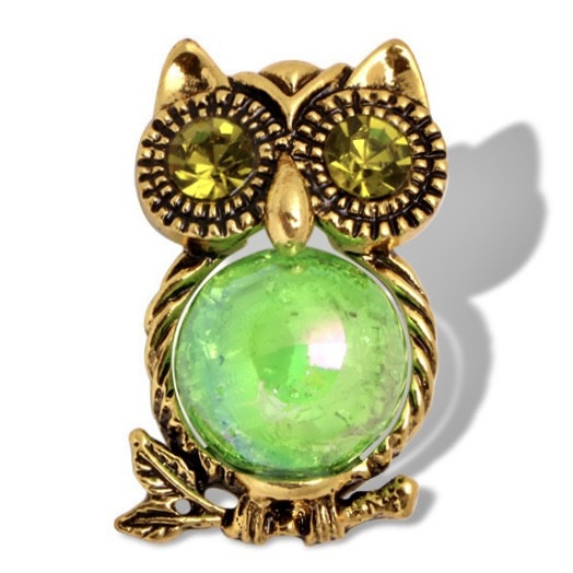 Брошка металева на золотистій основі сова із зеленим намистиною й жовтими стразами розмір 35х20 мм
