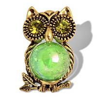 Брошка металева на золотистій основі сова із зеленим намистиною й жовтими стразами розмір 35х20 мм