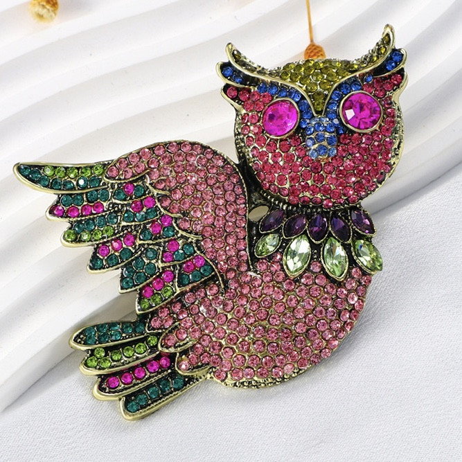 Брошка на золотистій основі сова з різнобарвними кристалами, що переливаються, розмір 80х70 мм