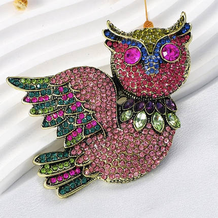 Брошка на золотистій основі сова з різнобарвними кристалами, що переливаються, розмір 80х70 мм, фото 1