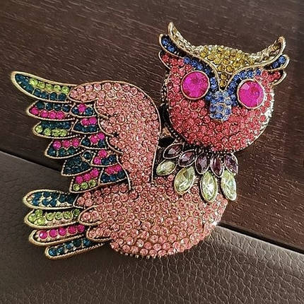 Брошка на золотистій основі сова з різнобарвними кристалами, що переливаються, розмір 80х70 мм, фото 2