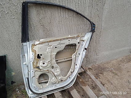 Двері права задня nissan primera p12 000061630