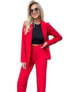 Червоний жіночий костюм – ідеальне поєднання стилю та елегантності