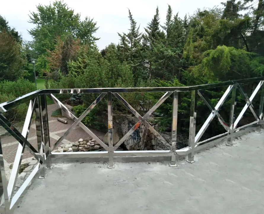 Перила та огорожі на балкони, веранди і тераси з нержавійки купити під замовлення від виробника з монтажем