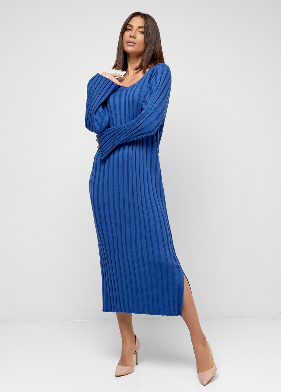 Довга в'язана сукня оверсайз кольору електрик, модель 250