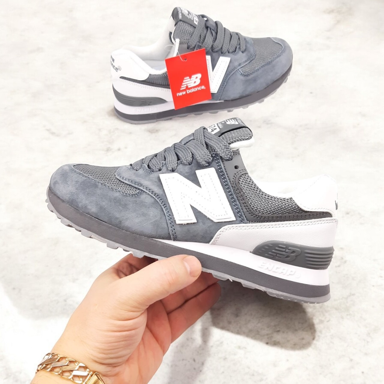 Жіночі кросівки New Balance 574 весна-осінь демісезонні замшеві сірі з білим. Живе фото