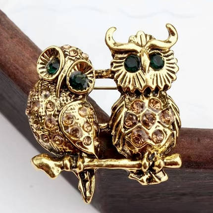 Брошка металева на золотистій основі дві сови на гілочці з бежевими та зеленими стразами розмір 30х35 мм, фото 1