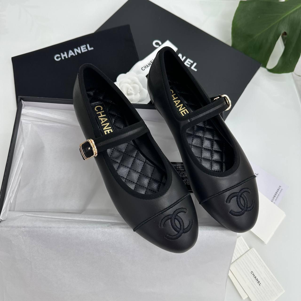 Жіночі шкіряні чорні туфлі балетки Chanel Mary Jane з логотипом Шанель Мері-Джейн із золотою застібкою