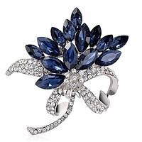 Брошка на сріблястій основі квіточок із синіми та білими кристалами розмір виробу 45Х45 мм
