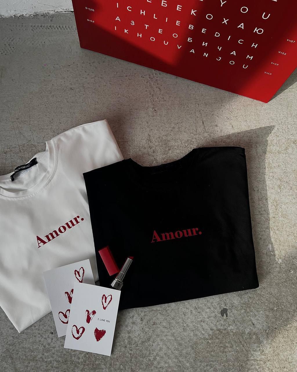 Жіноча чорна об'ємна футболка з написом Amour з комфортної тканини кулір в одному розмірі 42/46, фото 1
