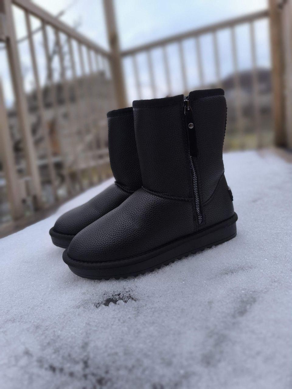 Угги высокие кожаные ЧЕРНЫЕ со змейкой молнией с внешней стороны ноги сапожки теплые UGG женские зима
