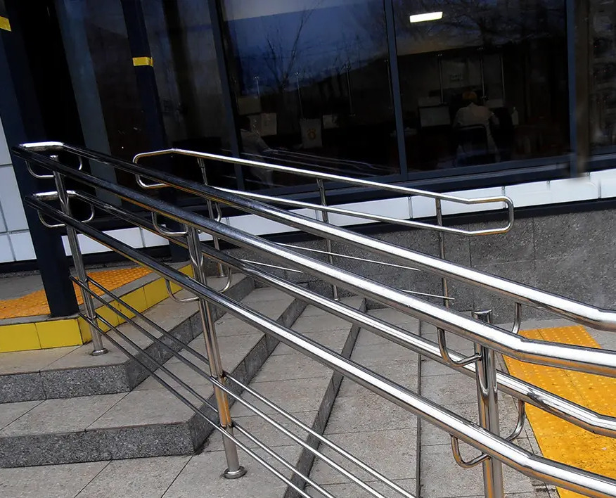 Потокорозділювачі металеві на сходинки для ганку будинку, поліклініки, супермаркету, готелю, фото 1