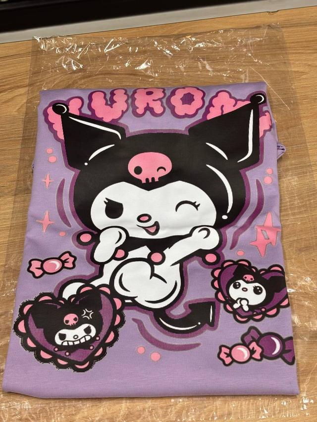 Куромі футболка купити, футболка з принтом Куромі, мерч Sanrio Україна, футболка японська культура, бавовняна футболка з Куромі, одяг для підлітків з принтом, подарунок для фанатів Куромі, футболка унісекс Куромі, Куромі одяг купити Україна, стильна футболка з персонажем аніме, футболка для дівчаток Куромі, футболка для підлітків Sanrio, футболка з японськими персонажами, одяг для любителів аніме Україна, футболка жіноча з Куромі, футболка мультяшний принт.