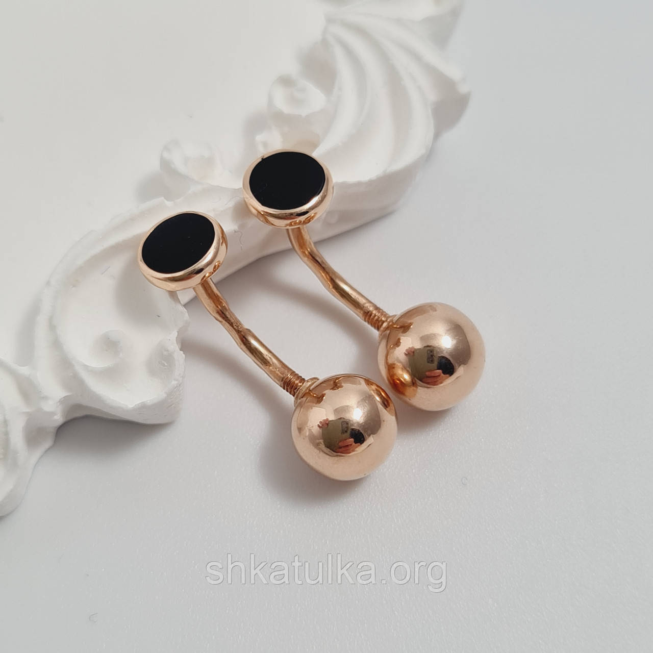 Сережки вкрутки із золота з гладкою намистиною та чорною емаллю, фото 1