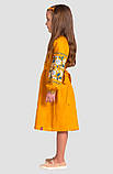 Сукня для дівчинки з льону гірчичного коліру модельне пошиття з вишивкою ріст 110 до 152, фото 2