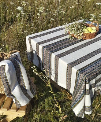 Скатертини та серветки з вишивкою