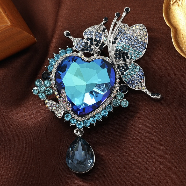 Брошка на сріблястій основі метелика з переливним серцем і висувкою розмір 80х60 мм