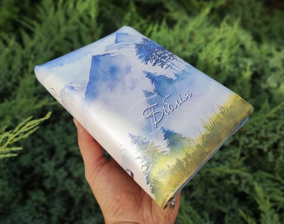 Біблія, переклад Івана Огієнка, розмір 14,5х20,5 см, з горами,шкірзамінник, з замком, з індексами.