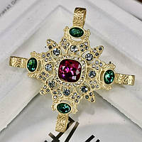 Брошка на золотистій основі з різнокольоровими кришталевими камінчиками та намистинами розмір виробу 55х55 мм