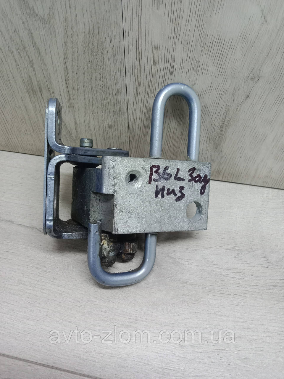 Петля задніх лівих дверей Volkswagen Passat B6, Пасат Б6. Нижня. 3C9833411B., фото 1