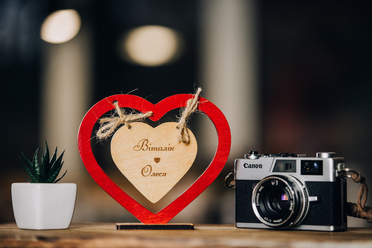 Оригінальна настільна валентинка у формі серця з іменною гравіюванням.