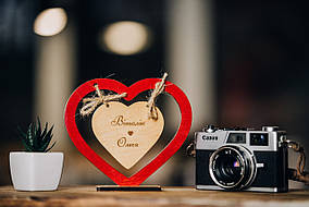 Оригінальна настільна валентинка у формі серця з іменною гравіюванням.