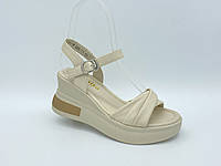 Відкриті шкіряні босоніжки на танкетці і платформі. Розміри: 36, 37, 38, 39, 40