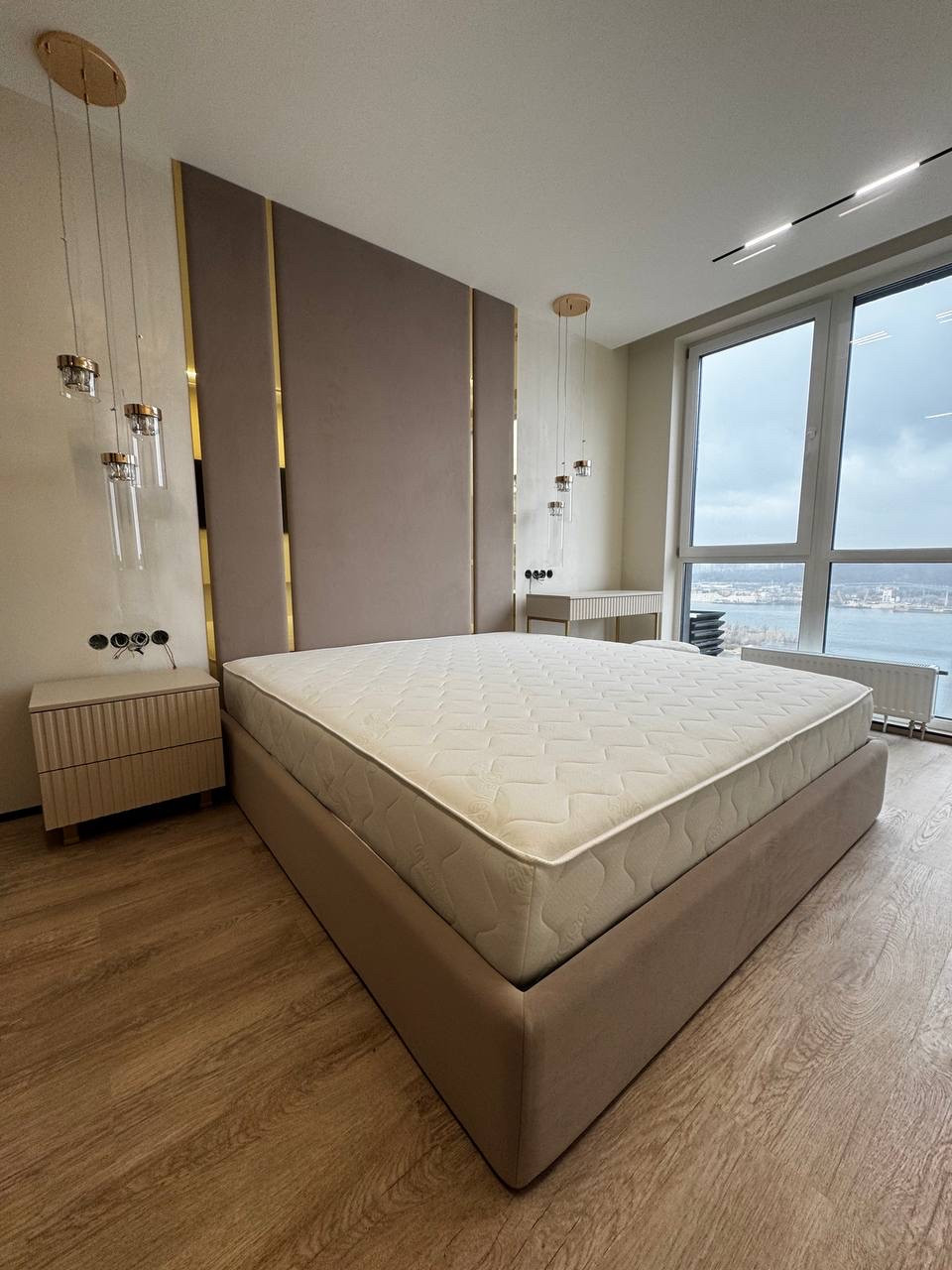 Мʼяка панель та ліжко