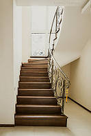 Ковані перила на сходах з забіжними сходинками