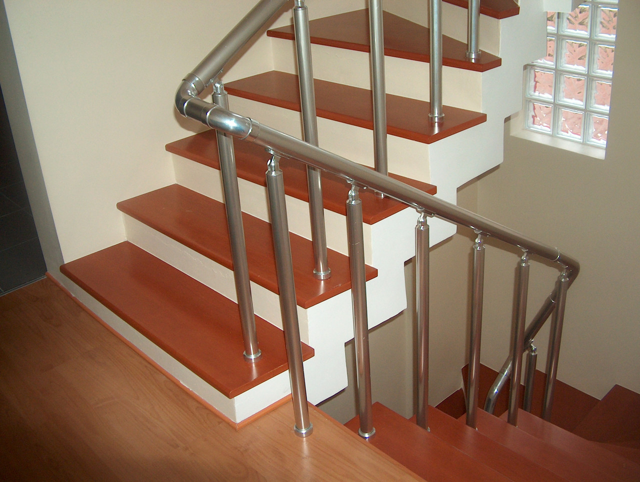 Поручні алюмінієві без леєрів