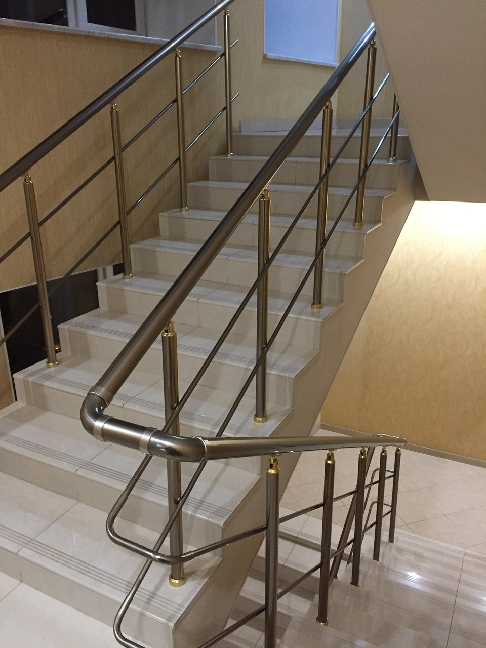 Перила алюмінієві круглі, колір шампань із леєрами.