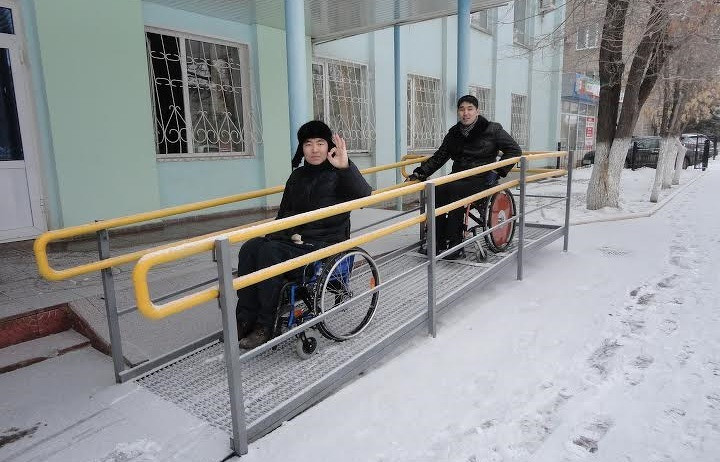Пандус із металу з ПВЛ-настилом