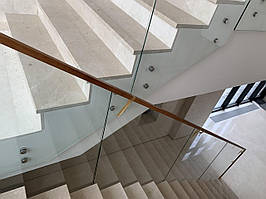 Перила скляні на точках із нержавіючої сталі