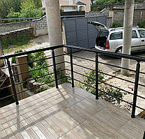 Поручні алюмінієві з леєрами на балкон чорні або графітні