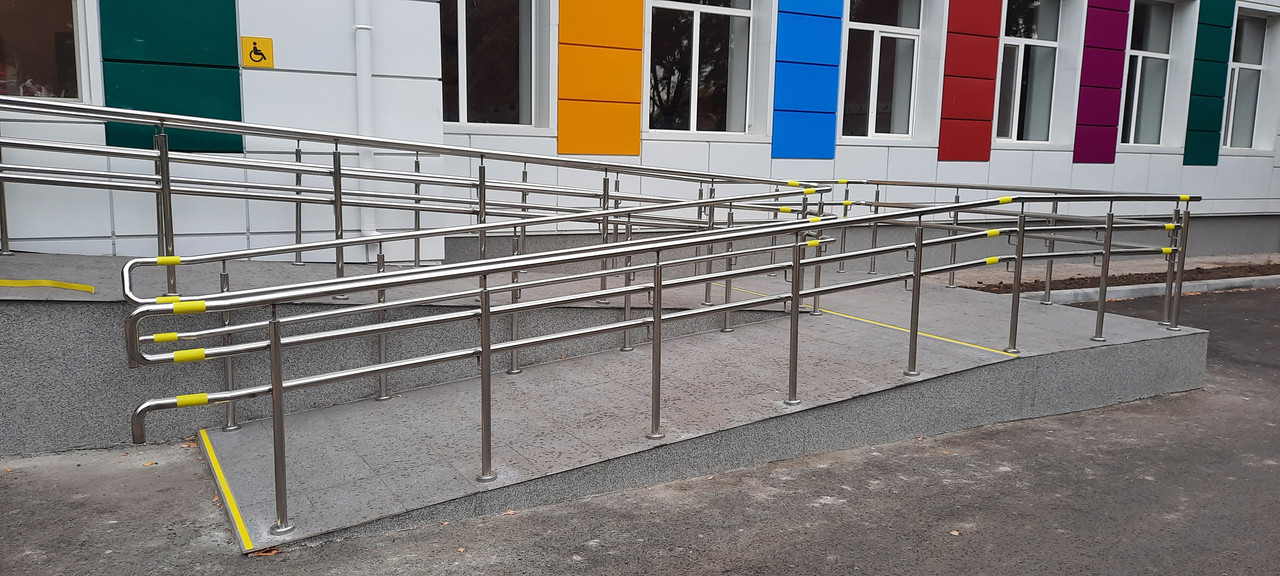 Поручні на пандус для шкіл і садків із нержавіючої сталі