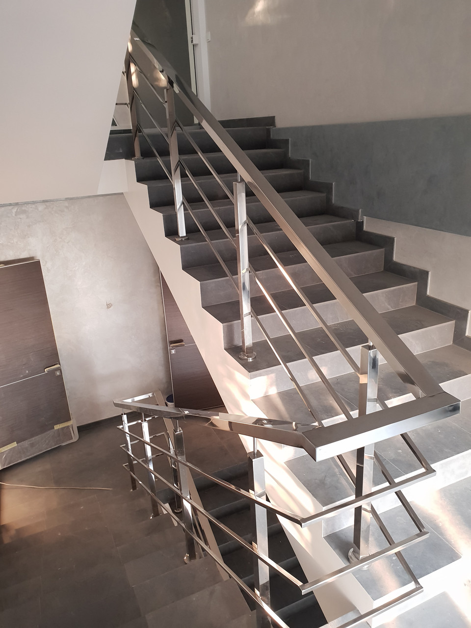 Перила нержавіючі на сходи з горизонтальними леєрами 3